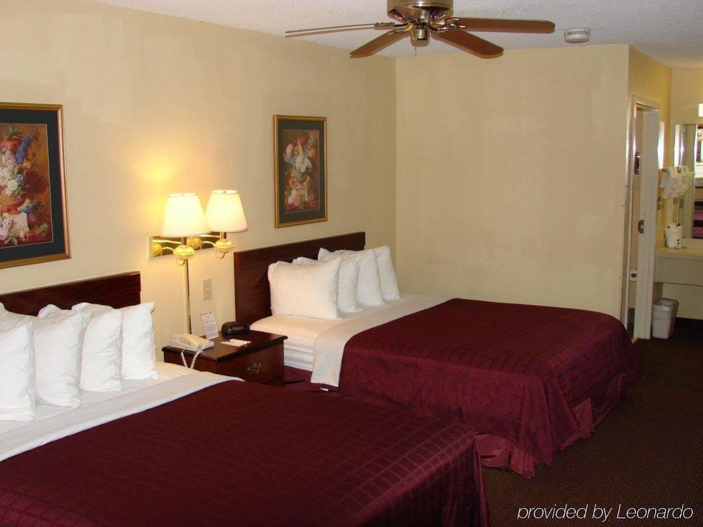 Days Inn & Suites By Wyndham Peachtree City Room photo