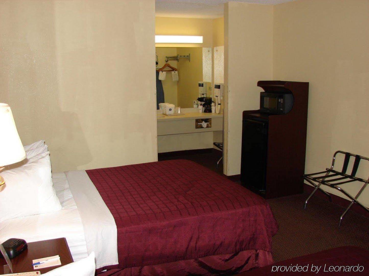 Days Inn & Suites By Wyndham Peachtree City Room photo