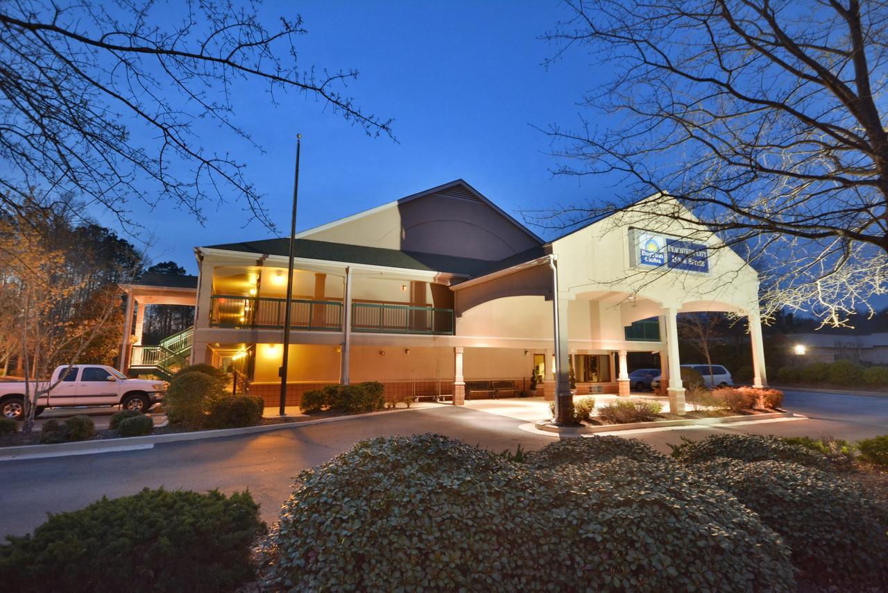 Days Inn & Suites By Wyndham Peachtree City Exterior photo